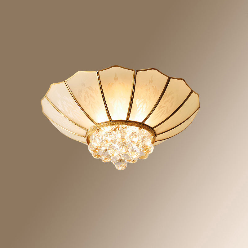 Gold-Finish 4-Licht Deckenbefestigung Kolonialstil Frosted Glas Schüssel geformtes Flush Mount Licht