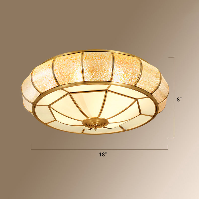 Gold-Finish 4-Licht Deckenbefestigung Kolonialstil Frosted Glas Schüssel geformtes Flush Mount Licht