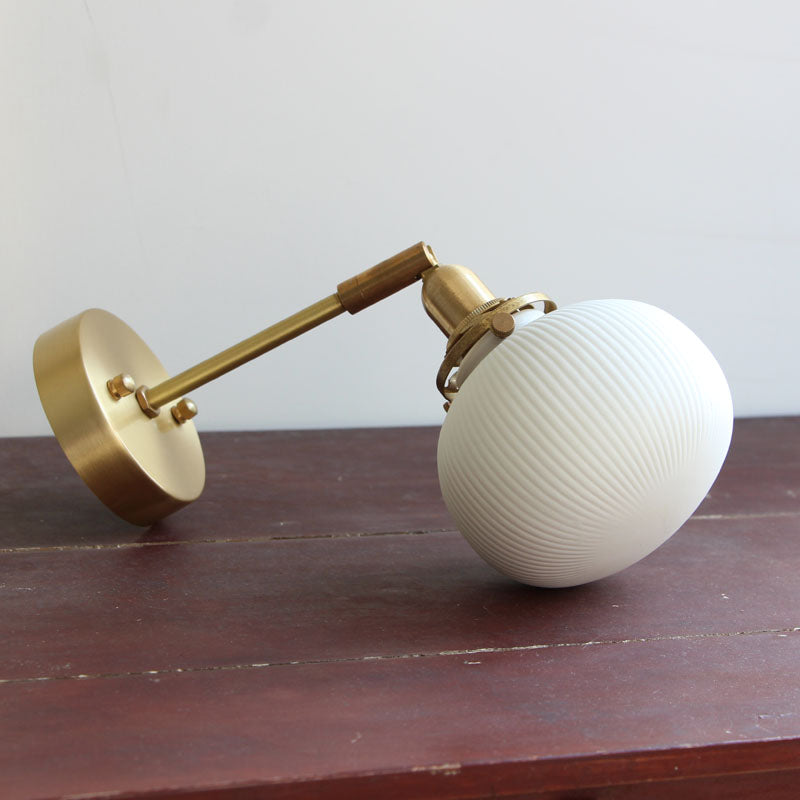 Weißer gerippter Glasrunde Wand Licht Einfachheit 1 Lampenfoyer -Leuchten mit Drehgelenk im Messing