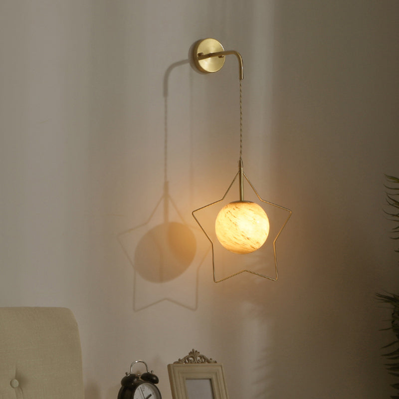 Messingsternwand Hanging Lampe Nordic Metal Einschlafzimmer Wandleuchte mit Kugelglasschatten