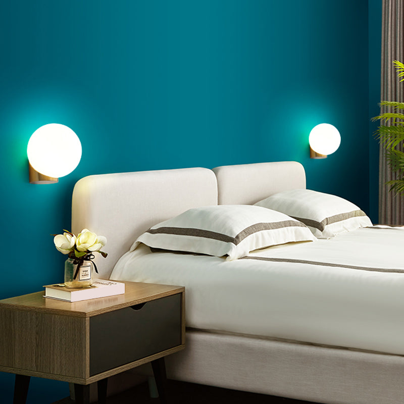 Einfache Kugelwandhalterung Lampe Opalglas 1 Glühbirne Nachtwandleuchte im Messing