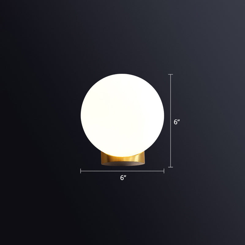 Einfache Kugelwandhalterung Lampe Opalglas 1 Glühbirne Nachtwandleuchte im Messing