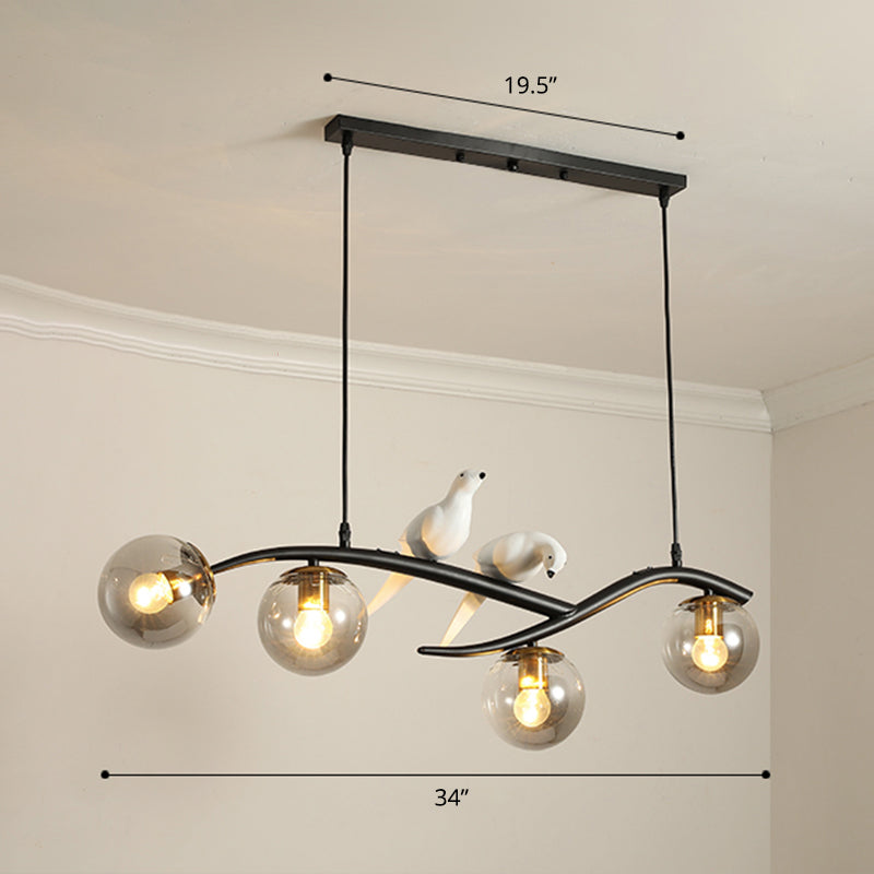 Rama colgante de la lámpara de la isla de 4 bombas Postmoderna con sombra de vidrio de bola y deco de pájaros