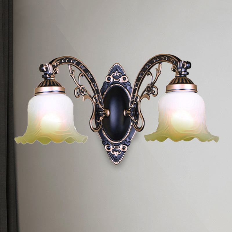 Black / White Sicloped Sconce Light Retro Retro Grosted Glass Shade 1/2-Light Room Room Wall Lampe avec bras incurvé