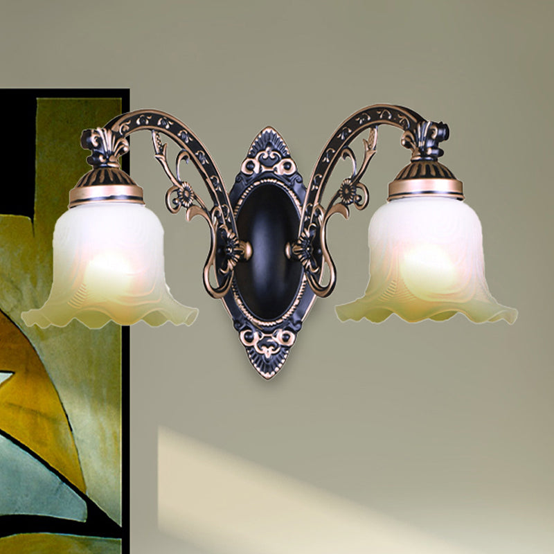 Black / White Sicloped Sconce Light Retro Retro Grosted Glass Shade 1/2-Light Room Room Wall Lampe avec bras incurvé