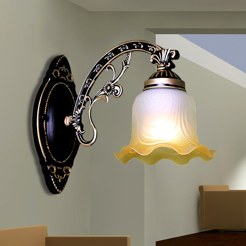 Black / White Sicloped Sconce Light Retro Retro Grosted Glass Shade 1/2-Light Room Room Wall Lampe avec bras incurvé