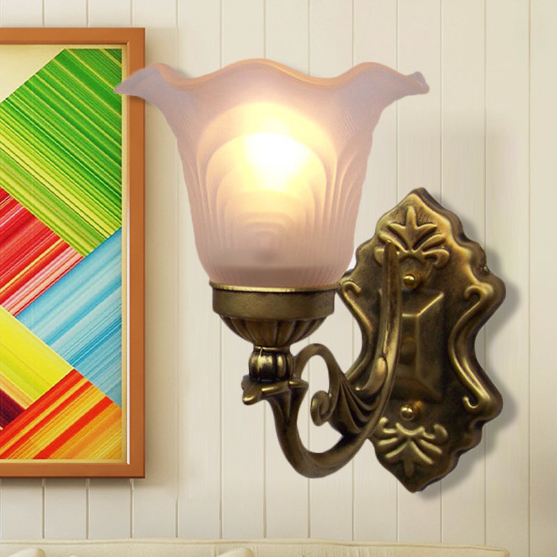 Mont mural floral en bronze Light Traditional White Glass Shade 1-Light Living Room Appince Light avec un bras sinueux