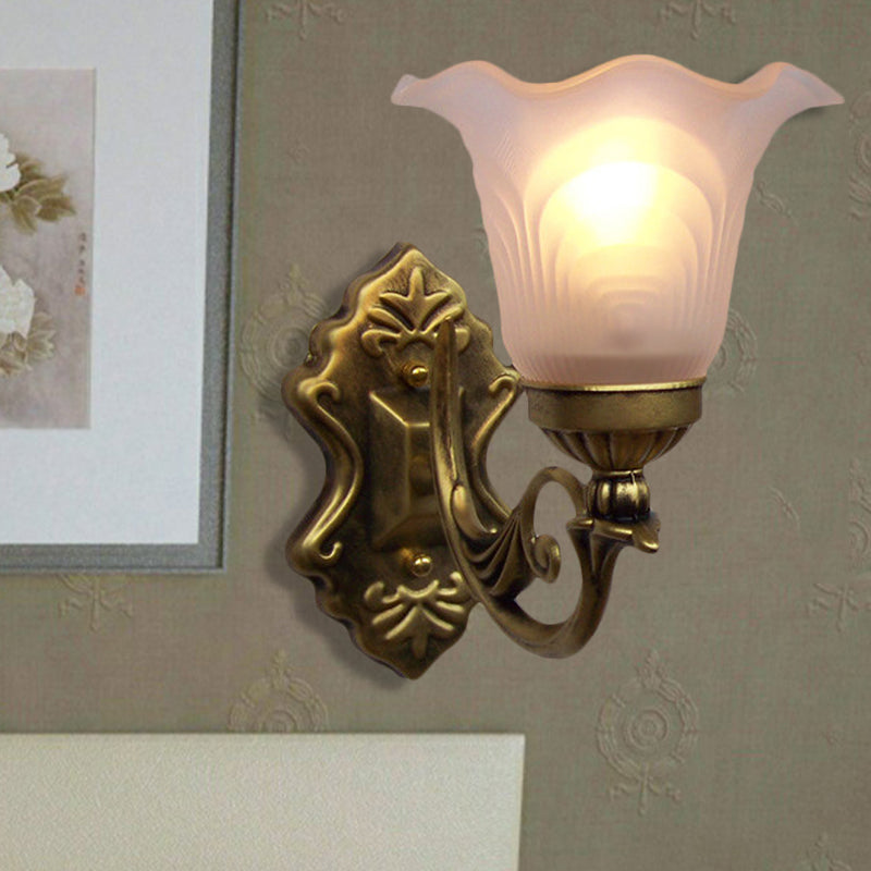 Mont mural floral en bronze Light Traditional White Glass Shade 1-Light Living Room Appince Light avec un bras sinueux