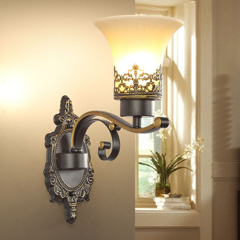 Lampe à paroi murale évasée traditionnelle 1/2 Light Grosted Glass Shade Murce Light en noir pour le salon
