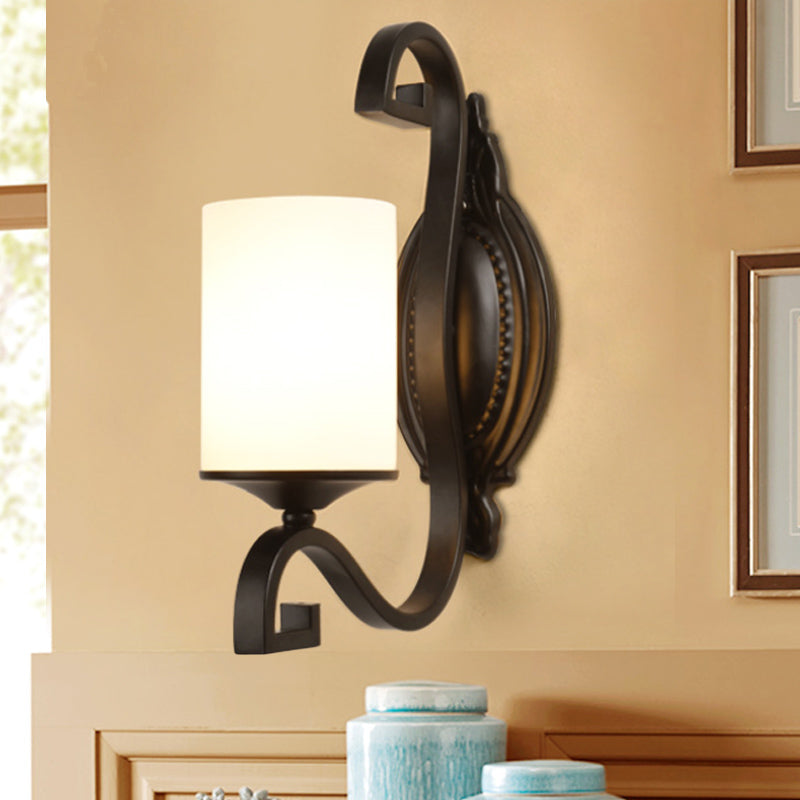 Black Cylindrical Mur Light Sconce Vintage Style Metal 1-Light Étude Lampe murale avec une teinte en verre blanc