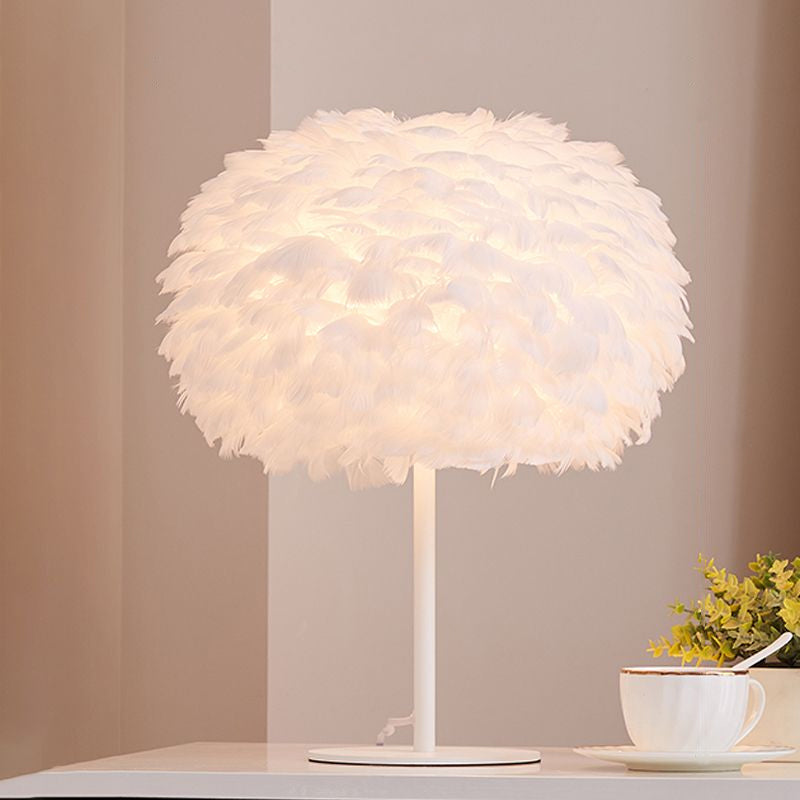Lampada da tavolo con accento per soggiorno, lampada da comodino sferica in stile nordico con piume leggere a 1 testa