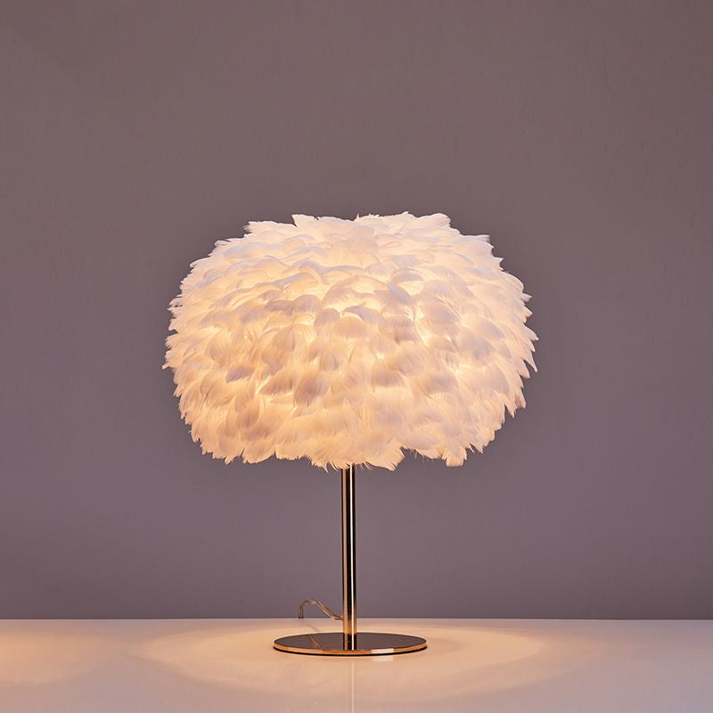 Lampada da tavolo con accento per soggiorno, lampada da comodino sferica in stile nordico con piume leggere a 1 testa