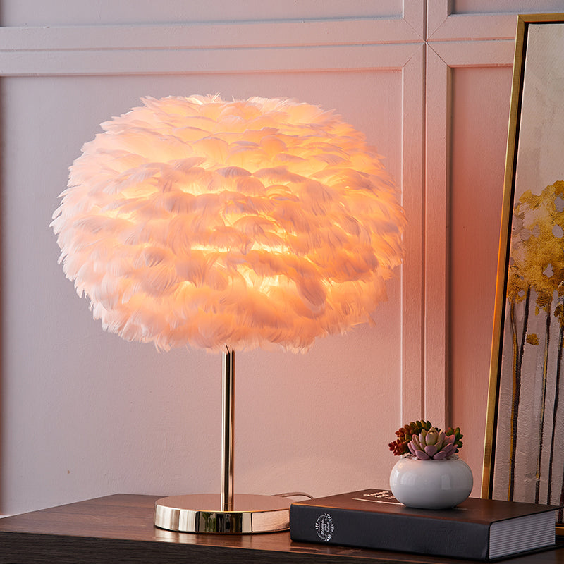 Lampada da tavolo con accento per soggiorno, lampada da comodino sferica in stile nordico con piume leggere a 1 testa