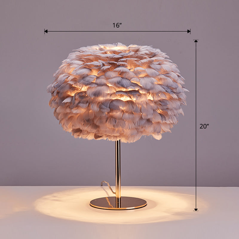 Lampada da tavolo con accento per soggiorno, lampada da comodino sferica in stile nordico con piume leggere a 1 testa