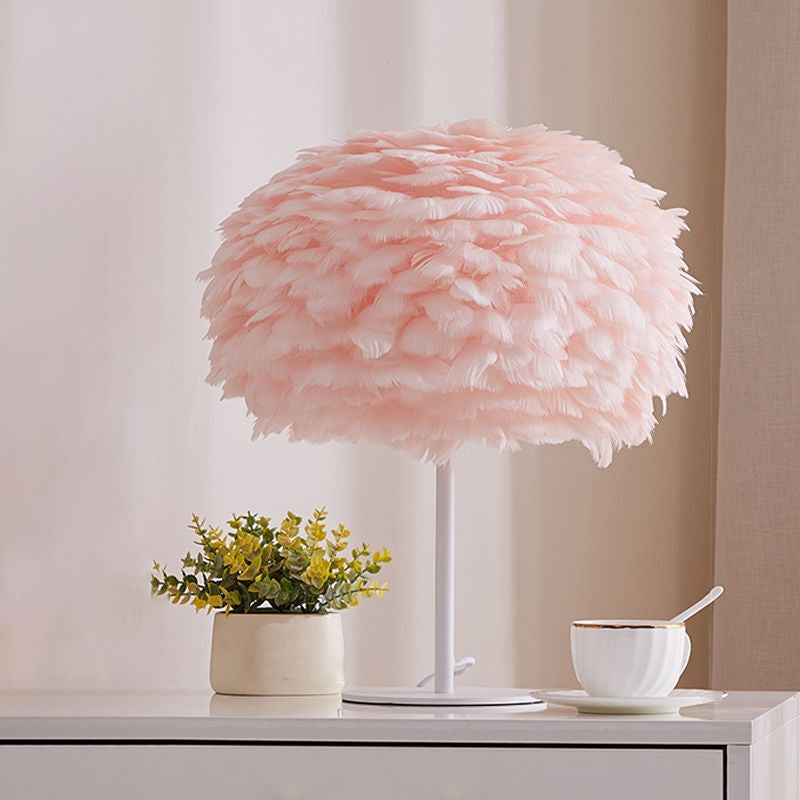 Lampada da tavolo con accento per soggiorno, lampada da comodino sferica in stile nordico con piume leggere a 1 testa