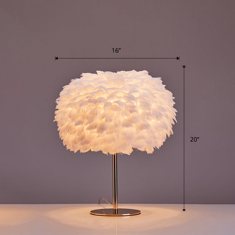 Lampada da tavolo con accento per soggiorno, lampada da comodino sferica in stile nordico con piume leggere a 1 testa