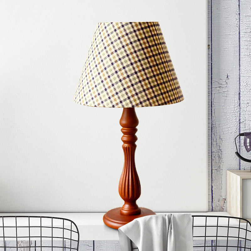 Lampe de bureau en forme de tonneau beige/beige/bleu foncé, tissu traditionnel, lampe de lecture à 1 lumière pour chambre à coucher avec base en bois