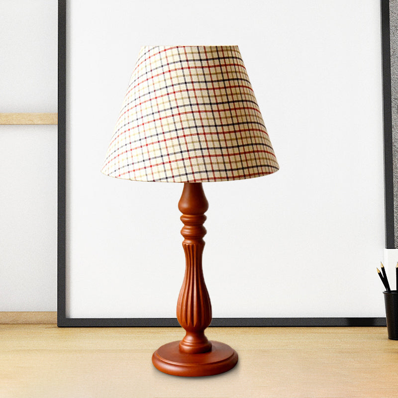 Beige/bruine/donkerblauwe tonvormige bureaulamp, traditionele stof, 1-lichte slaapkamerleeslamp met houten voet