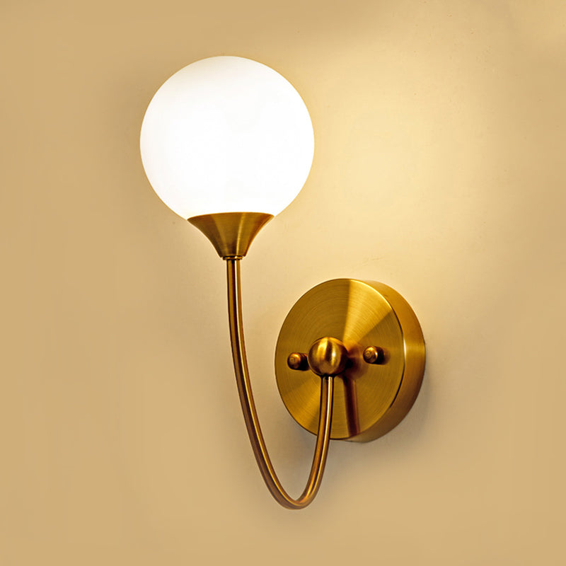 Elegante stijlvolle kogelschaduw Wandlicht 1/2 Lichten Melkglaswand Sconce in goud voor spiegel woonkamer