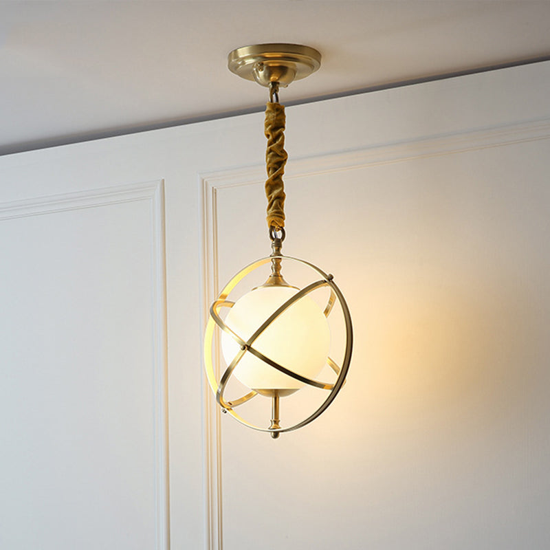 Accesorio de iluminación colgante de órbita de latón posmoderno 1 cabeza de metal colgante con sombra de vidrio blanco