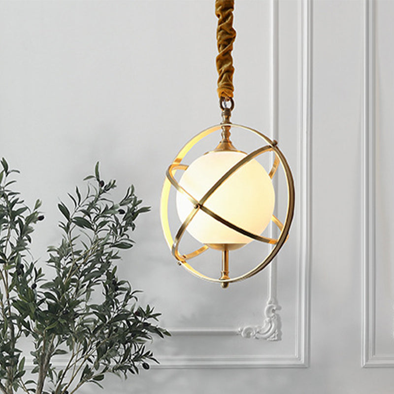 Accesorio de iluminación colgante de órbita de latón posmoderno 1 cabeza de metal colgante con sombra de vidrio blanco