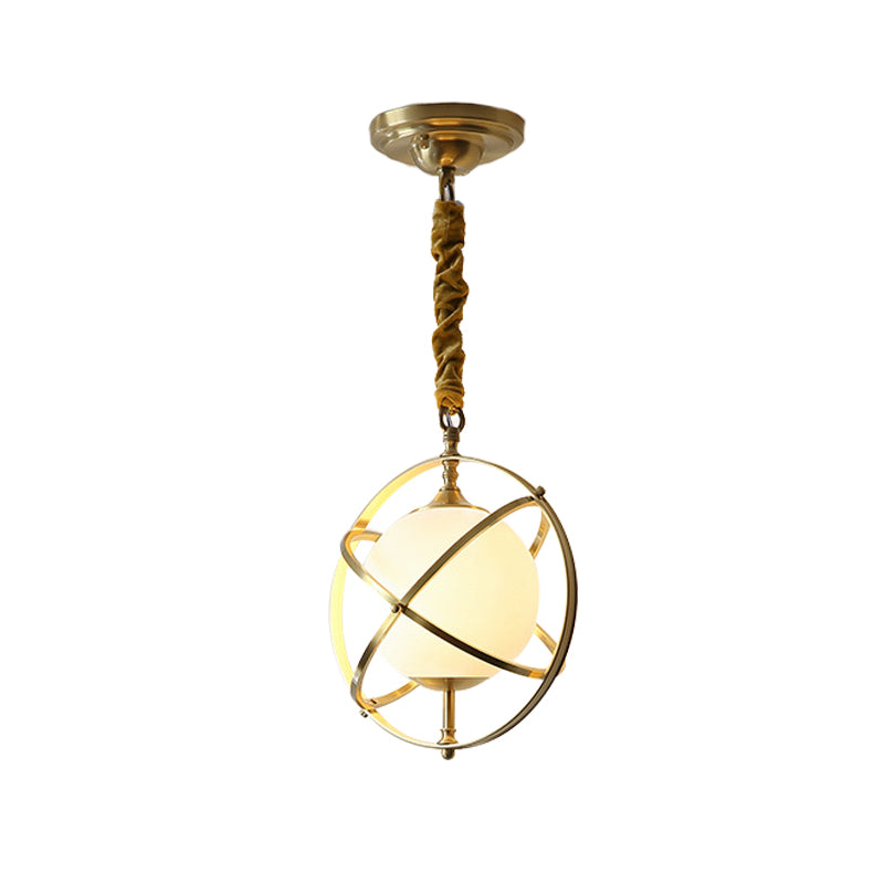 Accesorio de iluminación colgante de órbita de latón posmoderno 1 cabeza de metal colgante con sombra de vidrio blanco