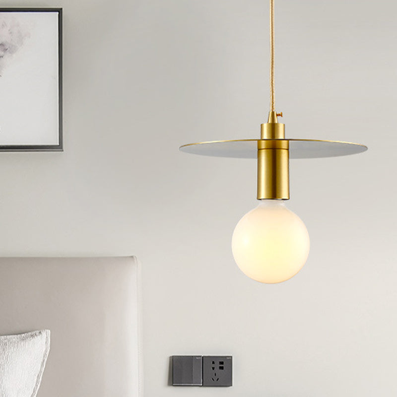 Postmoderno Globe Costeo VIDRIO BLANCO 1 Cabeza Kit de lámpara colgante de dormitorio con sombra de metal de disco dorado