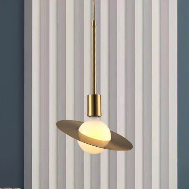 Lámpara colgante de órbita posmoderna vidrio blanco 1 cabezal kit de luz colgante con sombra de metal de disco dorado