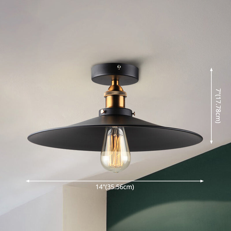 Ristorante industriale in metallo con lampada da soffitto a cono nero vicino all'illuminazione a soffitto