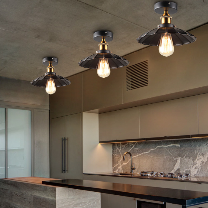 Ristorante industriale in metallo con lampada da soffitto a cono nero vicino all'illuminazione a soffitto