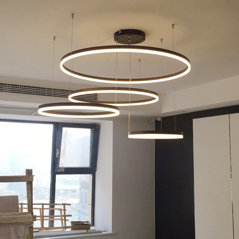 Lampadella a base di anello circolare a LED a più livelli Light con un ciondolo di illuminazione in alluminio spazzolato a tonalità acrilica nel caffè