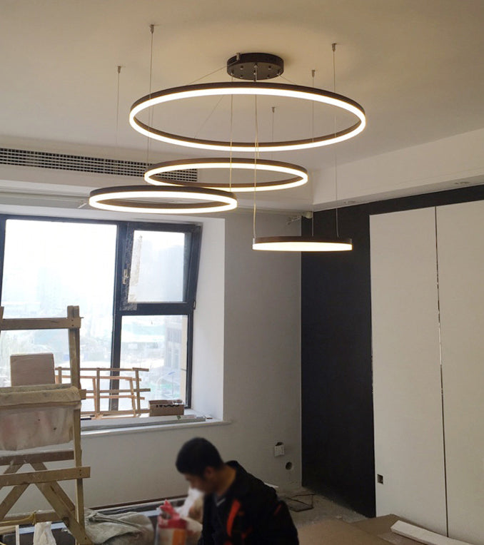 Lampadella a base di anello circolare a LED a più livelli Light con un ciondolo di illuminazione in alluminio spazzolato a tonalità acrilica nel caffè