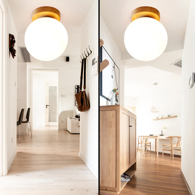 Mini plafoniera in legno massello con paralume sferico in vetro bianco latte. Lampada da semi-incasso per corridoio