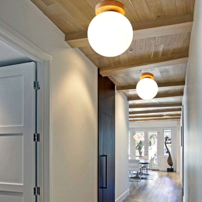 Mini plafoniera in legno massello con paralume sferico in vetro bianco latte. Lampada da semi-incasso per corridoio