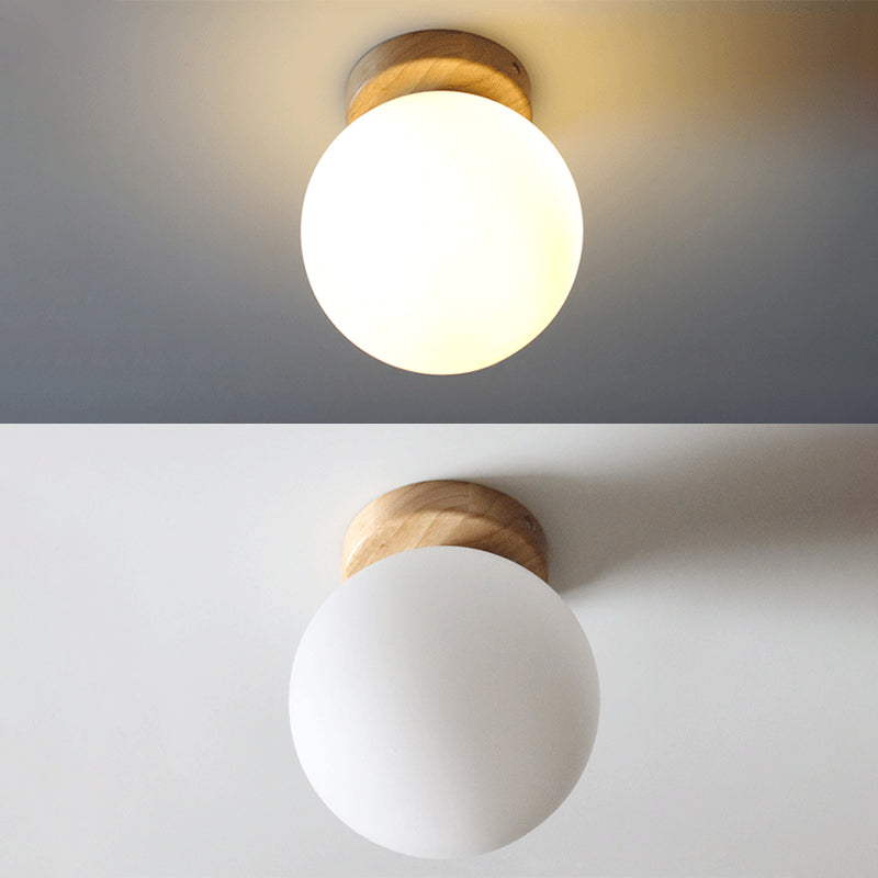 Mini plafoniera in legno massello con paralume sferico in vetro bianco latte. Lampada da semi-incasso per corridoio
