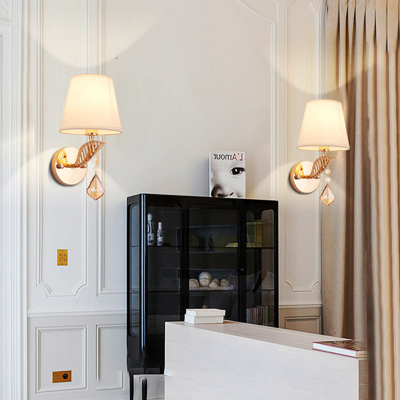 Tessuto bianco/rosso/blu sconce leggero campana affusolata a 1 luci lampada da parete tradizionale per camera da letto con caduta di cristallo