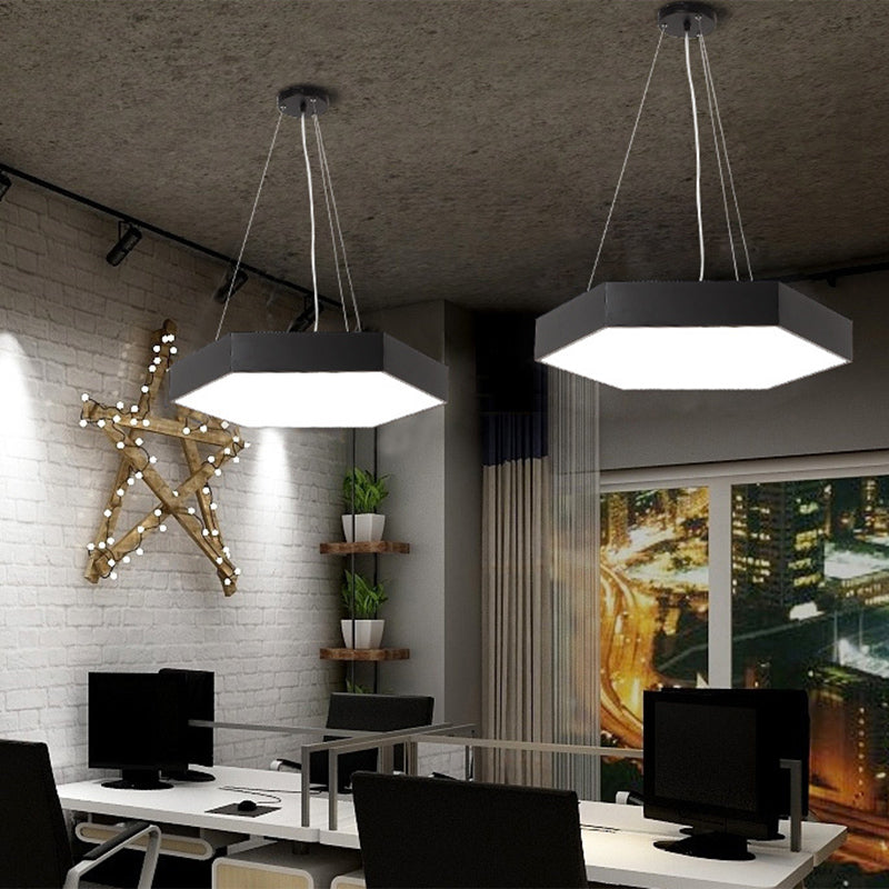 Metall sechseckiger Anhänger Deckenleuchte Einfachheit Schwarzes LED Hanges Licht mit Acryldiffusor