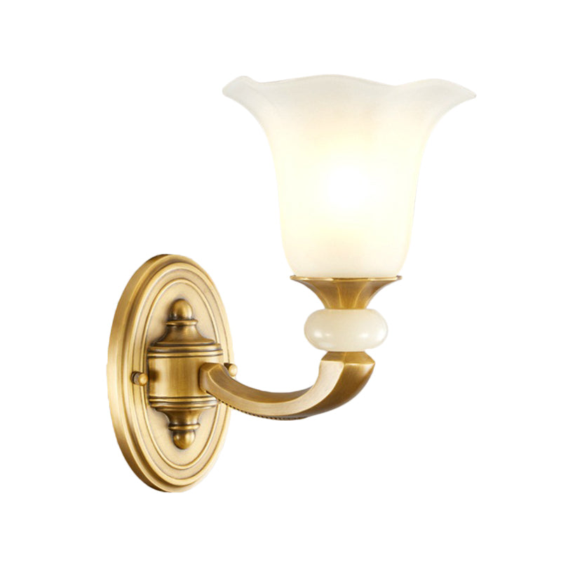 Finitura dorata Lampada da parete 1/2-bulba Classic Style Milky Glass Petal Wall Sconce Funce per corridoio