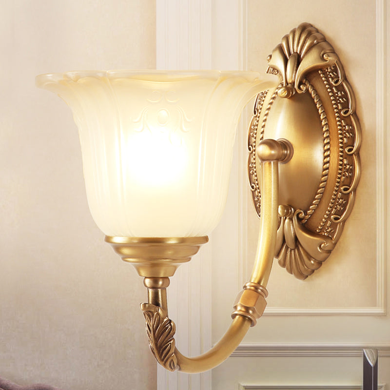 Mémorloqueur Curbe Curved Sconce Style classique 1/2-Bulb Bedroom Wall Lampe With Opal Glass Petal Shade