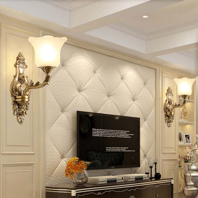 Opal Glass Petal Wall Sconce Style classique 1/2 tête de chambre à coucher luminaire mural avec bras sculpté en laiton
