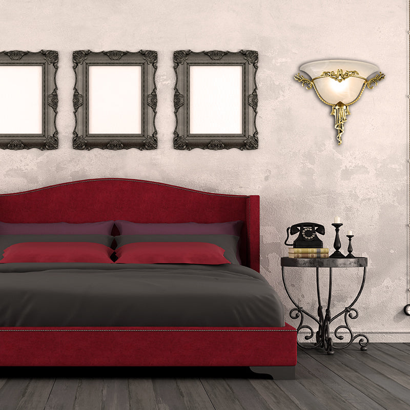 Colony geschnitztes Leuchten Metall 1 Lampenmandleuchte in Kupfer/Messing mit ausgestatteter Milchglasschatten