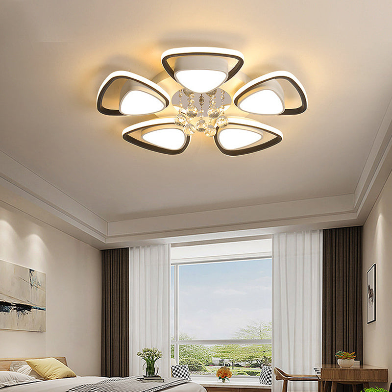 Zwart-witte driehoekige inbouw moderne acryl LED-plafondlamp met kristallen druppels