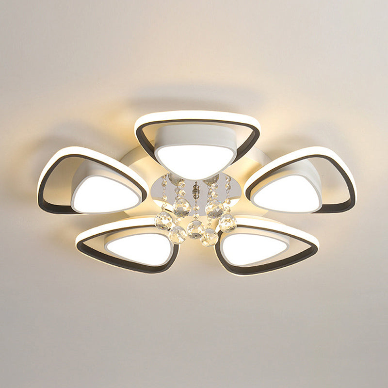 Zwart-witte driehoekige inbouw moderne acryl LED-plafondlamp met kristallen druppels