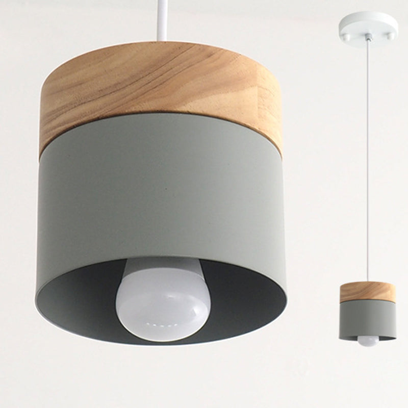 Lámpara de madera ligera de cilindro de macarrones en interiores en techo de madera en sombra de metal