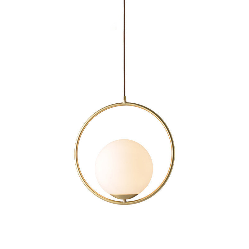 Gouden ijzerhanglicht met 7,8 "brede witte glazen bol schaduw moderne stijl enkele lampverlichtingsarmatuur
