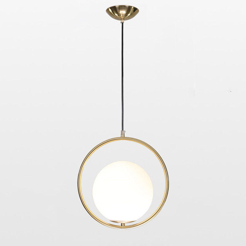 Gouden ijzerhanglicht met 7,8 "brede witte glazen bol schaduw moderne stijl enkele lampverlichtingsarmatuur