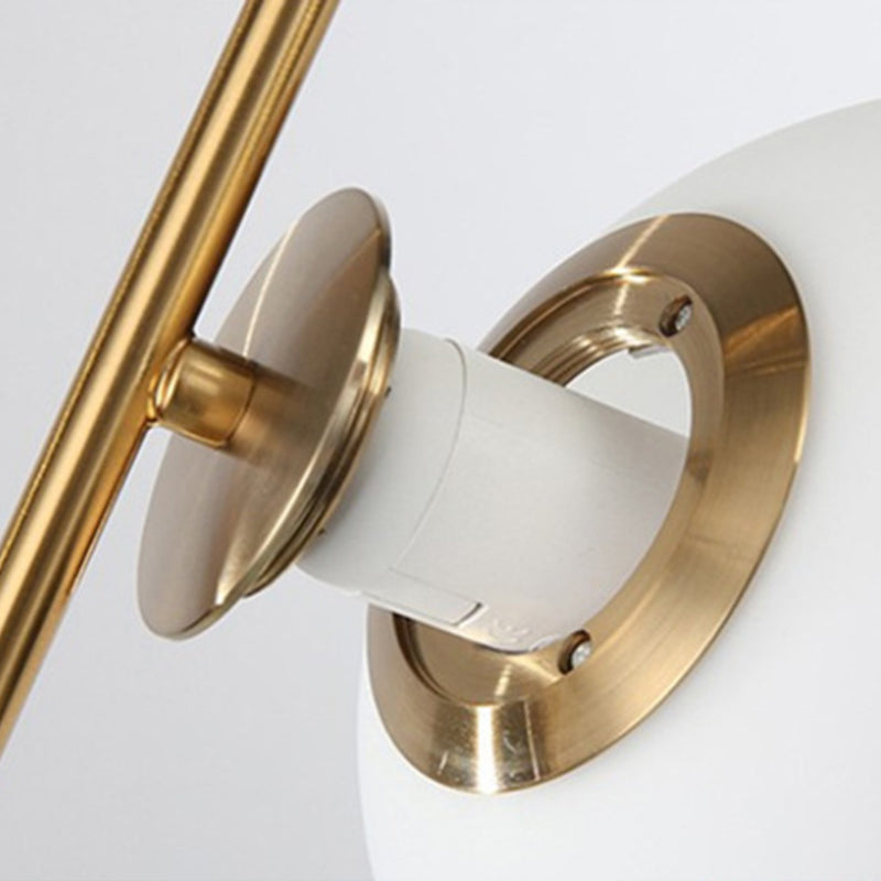 Gouden ijzerhanglicht met 7,8 "brede witte glazen bol schaduw moderne stijl enkele lampverlichtingsarmatuur