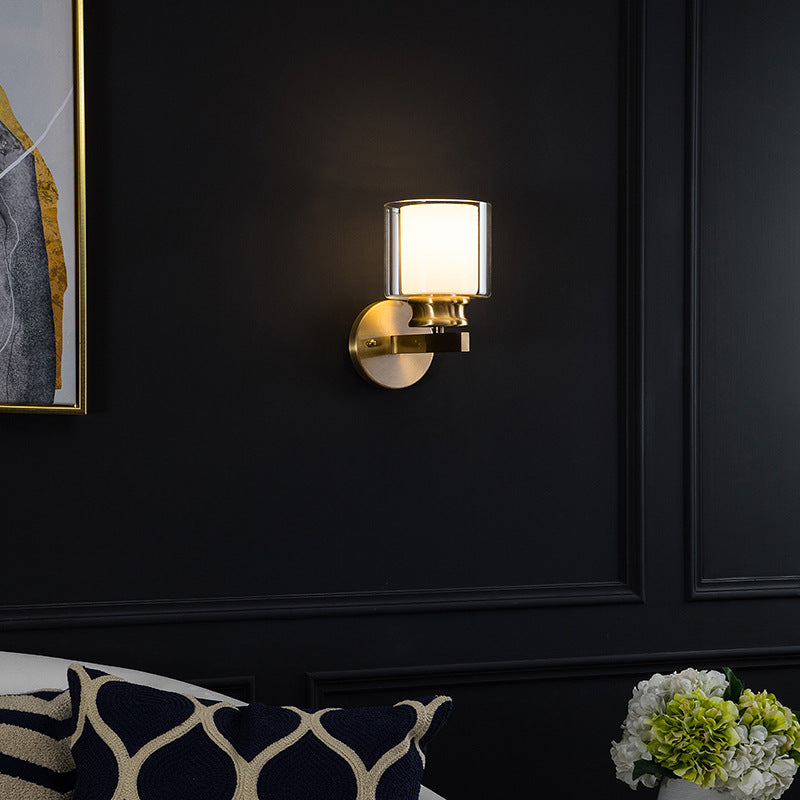 Lámpara de pared de pared de estilo cilíndrico de estilo moderno 1 lámpara de montaje de pared de vidrio claro y blanco en latón para el dormitorio