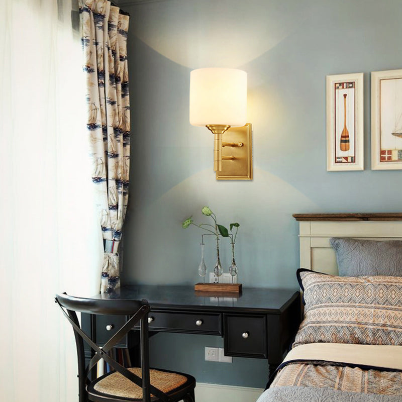 Messing Finish 1 Glühbirnenleuchte Leuchte Modernist Style Creme Glasdrumwandbeleuchtung für Wohnzimmer