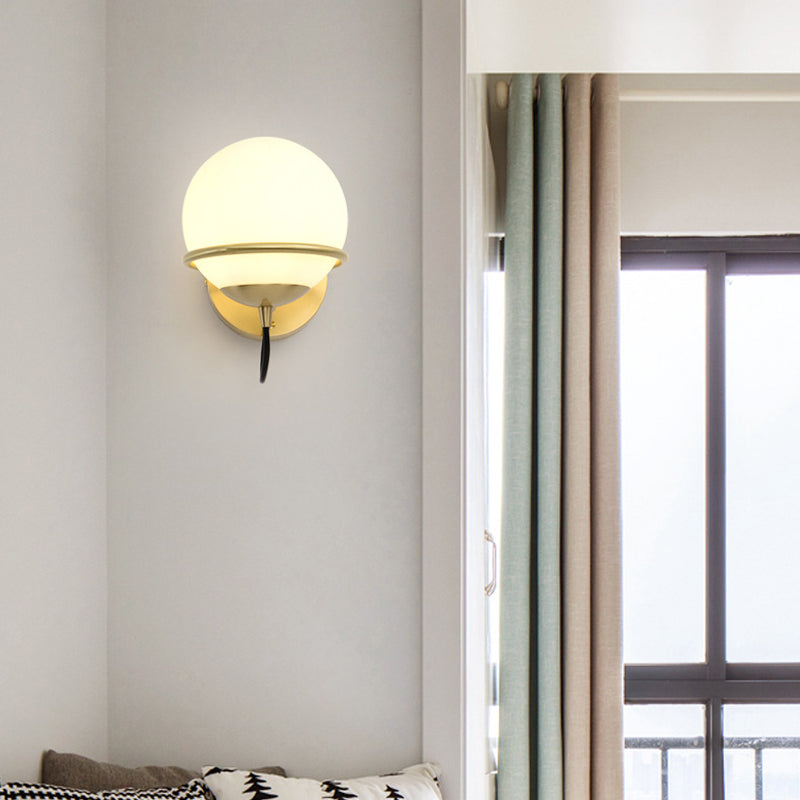 Enkele wandbevestiging Spherische SCONCE Licht Hedendaags Mat Wit Wit Glazen Messing Wandlamp